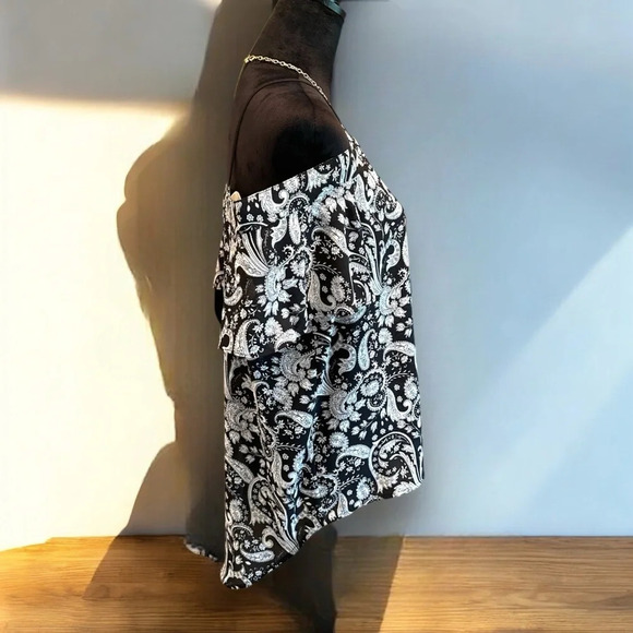 Express Paisley Cold Shoulders Top Short Sleeves Black White Sz Med Button Front - Picture 6 of 8